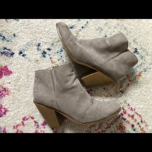 Banana Republic heeled booty. Size 8.5. Color is a grey/tan